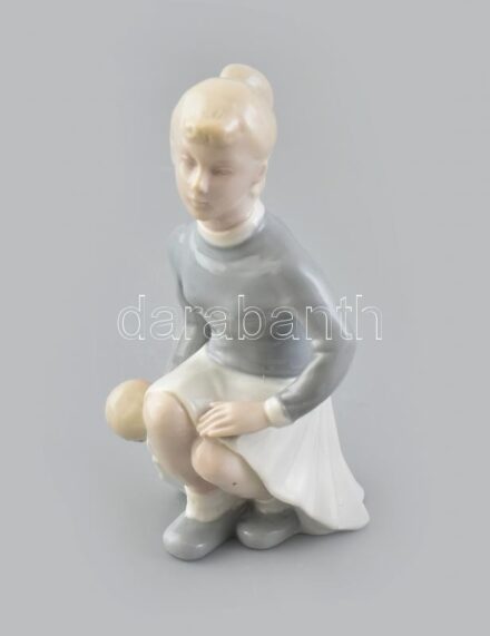 Lány labdával, porcelán figura, kézzel festett, jelzett, kis kopásnyomokkal, m: 12,5 cm