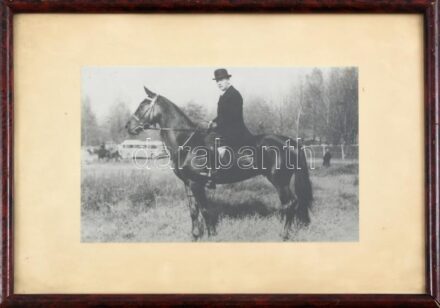 cca 1930-40 Falkavadászat idején lóháton, ismeretlen magyar helyszínen. Fotó, jelzés nélkül, kartonra ragasztva. Üvegezett fakeretben, 14×24 cm