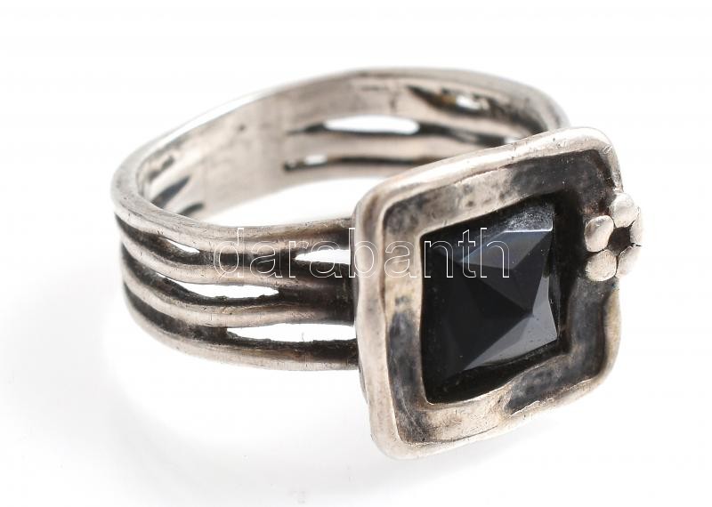 Ezüst (Ag) köves gyűrű, jelzett, m: 59, bruttó: 6,4g