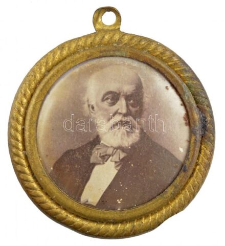 1894. Kossuth Lajos halála alkalmából készített gyászmedál, füllel, arcképpel (28mm) T:2