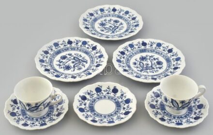 Seltmann Weiden Bavaria német hagymamintás porcelán teás csésze, 2 db + csészealj, 3 db + süteményes tál, 3 db, jelzett, levonóképes, kis kopásnyomokkal, egyik csészén lepattanás és hajszálrepedés