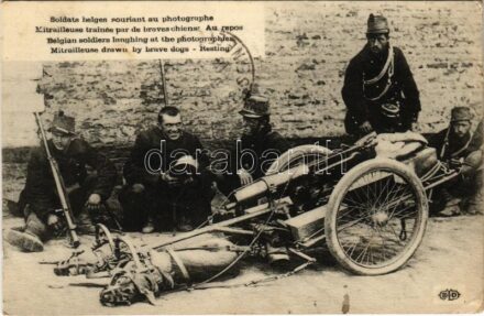 Soldats belges souriant au photographe. Mitrailleuse trainée par de braves chiens. Au repos / WWI Belgian soldiers laughing at the photographer, Mitrailleuse drawn by brave dogs, resting (EK)