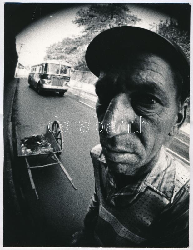 Csák Miklós (1933-2013): Utcai munkás (háttérben Ikarus busz). Fotó, hátoldalán pecséttel jelzett, 24x18,5 cm