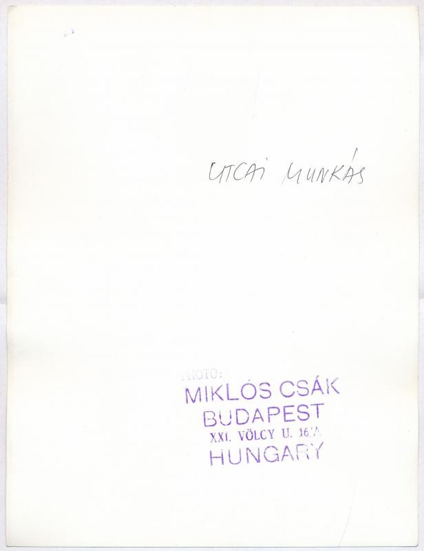 Csák Miklós (1933-2013): Utcai munkás (háttérben Ikarus busz). Fotó, hátoldalán pecséttel jelzett, 24x18,5 cm - Image 2