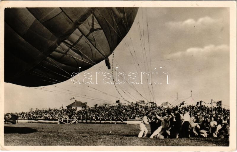 1958 Stormachtige start in Montreal, Canada. Haagsche Ballonclub / Stormy start in Montreal. The Hague Balloon Club + 'On board Freeballoon of The Hague Balloonclub Commander J.M. Demenint' 'Royal Swedish A.C. Airshow at Örobro Balloon Crashed'