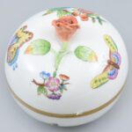Herendi Viktória mintás porcleán bonbonniere, rózsával. Mini csorbával a rózsán, mázrepedéssel. Kézzel festett, jelzett. d: 10 cm