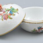Herendi Viktória mintás porcleán bonbonniere, rózsával. Mini csorbával a rózsán, mázrepedéssel. Kézzel festett, jelzett. d: 10 cm - Image 2