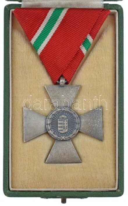1944. 'Ezüst Polgári Honvédelmi Érdemkereszt' ezüstözött hadifém kitüntetés eredeti mellszalaggal, eredeti tokban T:1-,2 Hungary 1944. 'Silver Civil Home Defence Cross' silver plated war metal decoration with original ribbon, in original