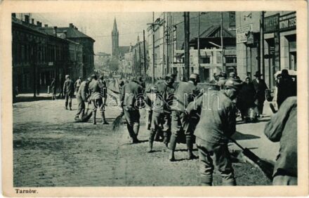 Tarnów, Czyszczenie miasta po wyparciu nieprzyjaciela / Reinigung der Stadt nach dem Vertreiben des Feindes / Osztrák-magyar katonák a várost tisztogatják az ellenség kiűzése után / WWI Austro-Hungarian K.u.K. military. Soldiers cleansing