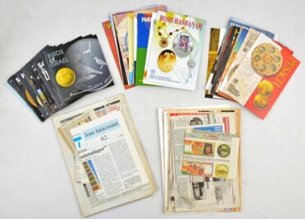 Numizmatikai témájú lapok, újságkivágások, fénymásolatok, benne izraeli numizmatikai lapok (Israel Coins & Medals Corporation 40db), kanadai érmehírlap, műanyag mappában