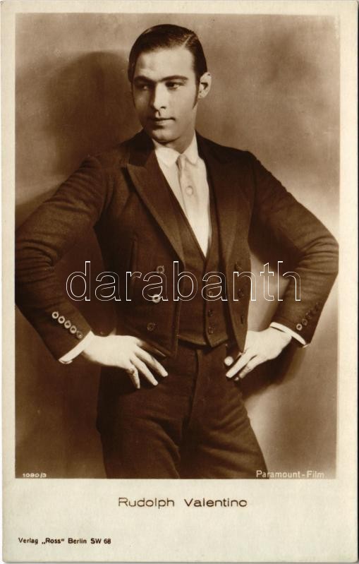 Rudolph Valentino, Egyesült Államokban sikeres karriert elérő olasz némafilm színész. Becenevei: Latin szerető, Hollywood latin cárja, a szerelem királya. Ross Verlag. Paramount-Film