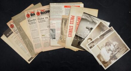 cca 1940-1947 Goldmark Péter Károly (1906-1977) a színes televízió magyar származású feltalálójával kapcsolatos dokumentumok és fotók tétele, 5 db sajtófotó, 15 db újságkivágás és egyéb dokumentum, közte magyar és külföldi