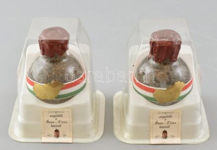 2 db anyaföld a Duna-Tisza közéről. Ereklye. Eredeti csomagolásban, h: 9,5 cm