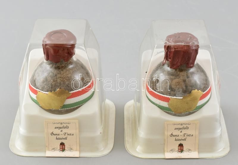 2 db anyaföld a Duna-Tisza közéről. Ereklye. Eredeti csomagolásban, h: 9,5 cm