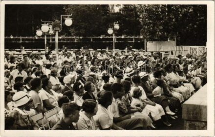 1934 Siófok, Kaszinó kerthelyiség, délutáni előadás közönsége. photo