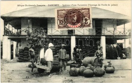 Dahomey, Intérieur d'une Factorerie (l'épurage de l'huile de palme) / African folklore, factory (purification of palm oil)