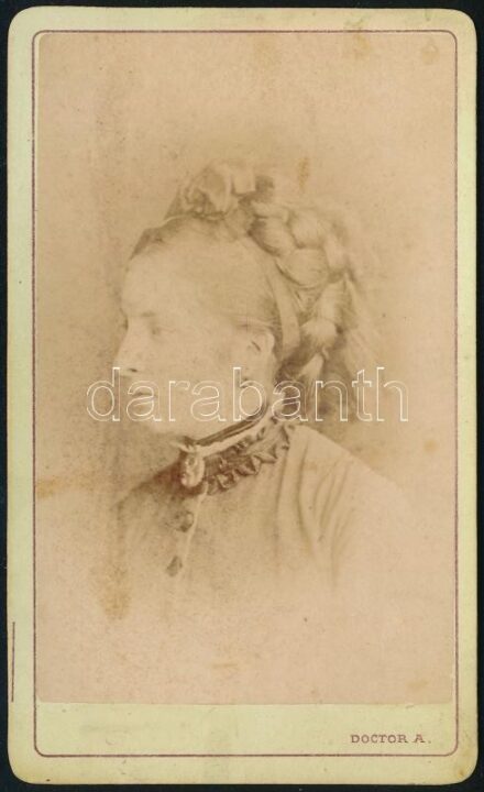 cca 1870 Női portré, keményhátú fotó Doctor pesti műterméből, foltos, 10,5×6,5 cm