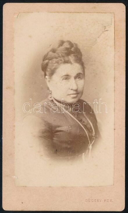 cca 1875 Női portré, keményhátú fotó Décsey Ede pesti műterméből, 10,5×6,5 cm
