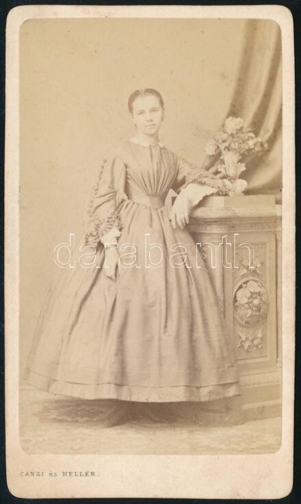 cca 1865 Női egész alakos portré, keményhátú fotó Canzi és Heller budapesti műterméből, 10,5×6,5 cm