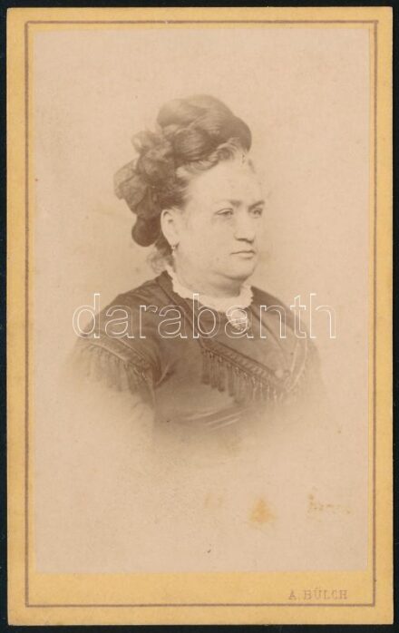 cca 1870 Női portré, keményhátú fotó Bülch Ágoston pesti műterméből, 10,5×6,5 cm