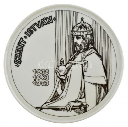 1983. 'Szent István szentté avatásának 900. évfordulója' jelzett Hollóházi porcelán emlékérem eredeti, kissé viseltes papírtokban (140mm) T:1