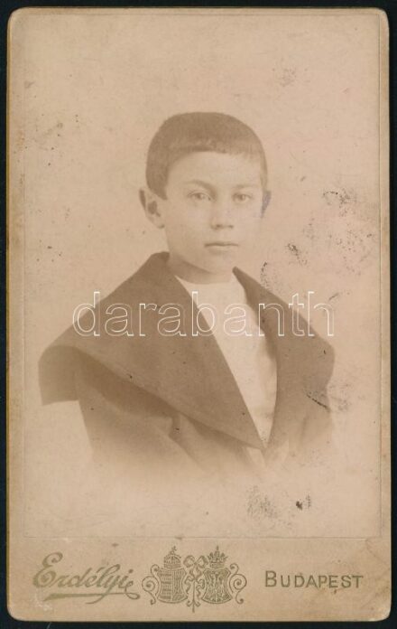 cca 1895 Gyerek portréja, keményhátú fotó Erdélyi budapesti műterméből, 10,5×6,5 cm