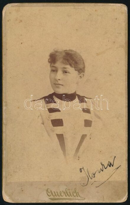 cca 1890 Fiatal hölgy portréja, keményhátú fotó, Wilhelm Auerlich nagyszebeni (Hermannstadt/Sibiu) műterméből, 9x6,5 cm