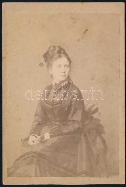 cca 1880 id. Szőts Albertné portréja, keményhátú fotó, Beszédes Sándor esztergomi műterméből, 9x6 cm