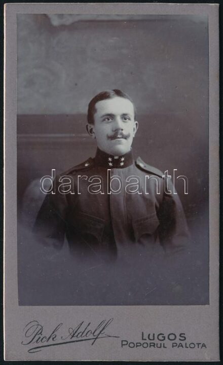cca 1910 Osztrák-magyar hadsereg tizedesének portréja, keményhátú fotó, Pick Adolf lugosi műterméből, szecessziós hátlappal, 9x6 cm