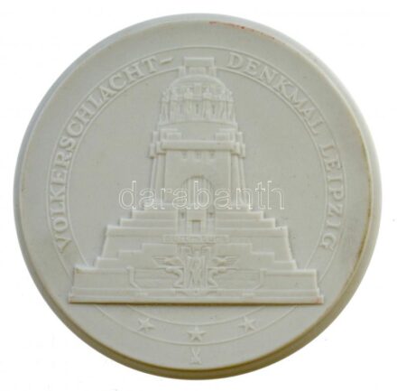 NDK 1980. 'A lipcsei nemzetek csatájának emlékműve Lipcsei Kerületi Tanács' fehér kerámia emlékérem eredeti tokban (98mm) T:1 GDR 1980. 'Völkerschlachtdenkmal Leipzig (Monument to the Battle of the Nations Leipzig) / Rat des Bezirkes