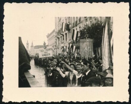 cca 1940 Ünneplő tömeg Torda-Aranyos vármegye menekültjei táblával az erdélyi bevonulás idején, 4x5,5 cm