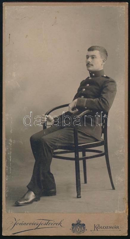 cca 1910 Oszták-magyar hadsereg tüzér hadnagya, keményhátú fotó, Joánovics Testvérek kolozsvári műterméből, 18x10 cm