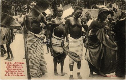 Cote d'Ivoire, Afrique Occidentale, Danses des habitants de la Foret le long de la vote ferrée / Dances of the inhabitants of the forest along the railway tracks, half-naked women. African folklore (EK)