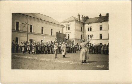 ~1916 Temesvár, Timisoara; katonák a laktanya udvarán, eskütétel / K.u.k. military barrack, soldiers' oath. photo