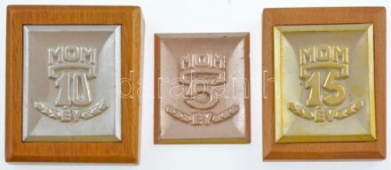 ~1970. 'MOM 5, 10 és 15 év' 3xklf Al plakett, ebből kettő fa talapzaton (59x50mm, talapzattal 78x67mm) T:2,2- az egyiken ph, karc