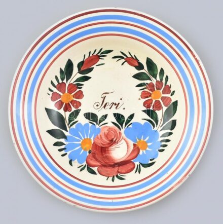 Pruzsinszky J. Fiai - Bélapátfalva jelzett, kerámia tányér, kopott, apró csorbák. d: 23,5cm