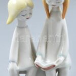 Hollóházi olvasó lányok, kézzel festett, jelzett, hibátlan. m: 14,5 cm