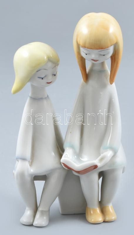 Hollóházi olvasó lányok, kézzel festett, jelzett, hibátlan. m: 14,5 cm
