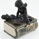Tündéres bonbonier, porcelán, tetején bronz figura, jelzett, antikolt, m: 16 cm