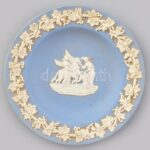 Wedgwood dísztálka plasztikus figurákkal, jelzett, hibátlan, d:11 cm