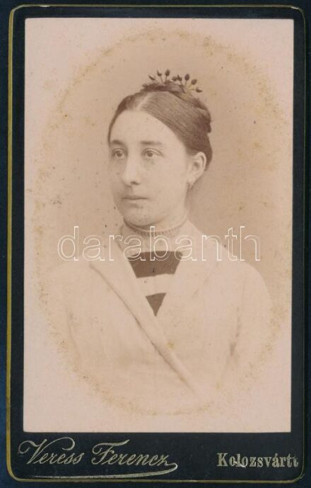 cca 1900 Fiatal hölgy portréja, keményhátú fotó, Veress Ferenc kolozsvári műterméből, 9x6 cm