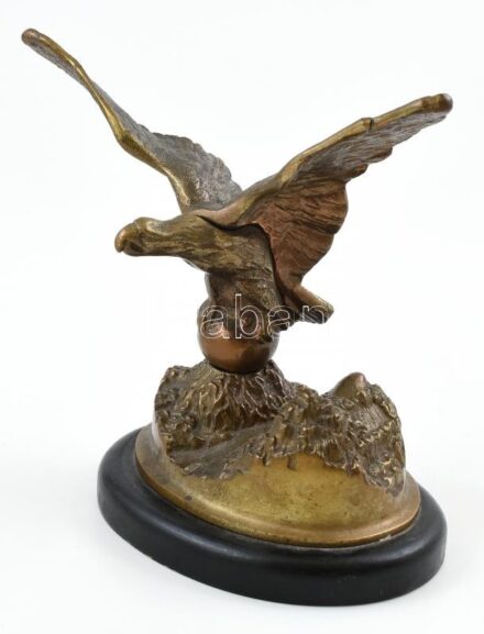 Bronz sas figura, jelzés nélkül, fatalapzaton, m: 20 cm