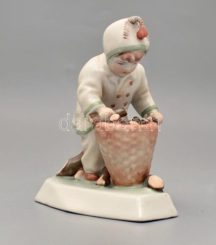 Zsolnay porcelán fát szedő kisfiú, kézzel festett, jelzett, kis mázhibával, nyakánál minimális tűzrepedés, az alján elhalványult jelzéssel, 15×13,5 cm