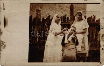 1915 Málnapatak, Málinec; vöröskeresztes ápolónőknek beöltözött lányok 'sebesult katonával' / girls dressed as Red Cross nurses take care of the 'injured soldier' boy. photo (EK)