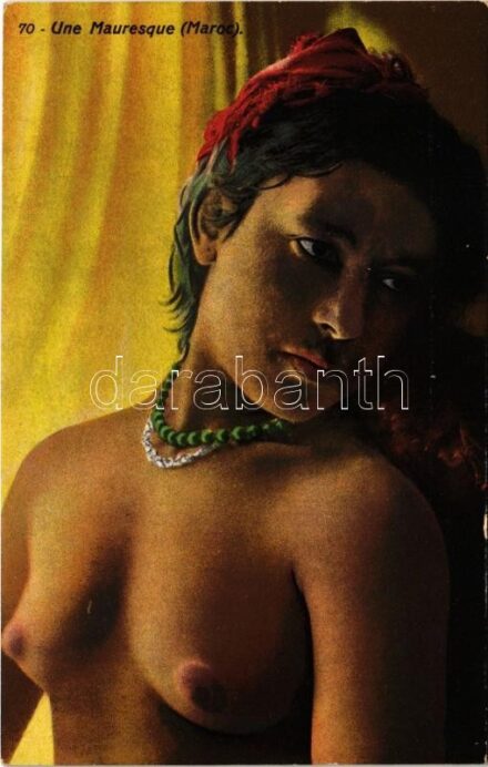 Une Mauresque (Maroc) / Moroccan folklore, half-naked Moor woman