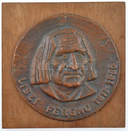 DN 'Liszt Ferenc 1811-1886' egyoldalas Br emlékplakett (~135mm) fa talapzaton, hátoldalán akasztóval (157x159mm) T:2 a fa egy helyen berepedt