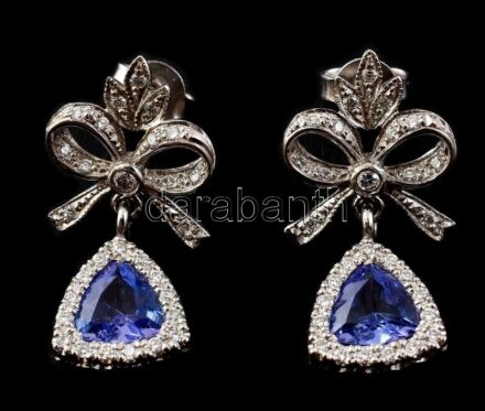 Arany (Au/14k) szecessziós stílusú fülbevaló, jelzett, tanzanittal ékítve, (1,1ct/2db) és 58 db brillel ékítve (össz: 0,305ct) bruttó: 3,3g