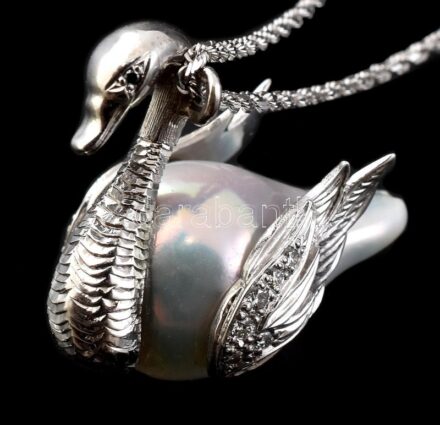 Arany (14k/Au) Hattyús, fehérarany nyaklánc, Dél-Tengeri Mabe gyöngy, fekete és fehér brillekkel ékítve (össz: 0,18ct), Bruttó: 12,5g, nettó: 9g , jelzett, h: 43cm, Garancia kártyával!