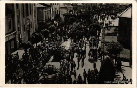 1940 Marosvásárhely, Targu Mures; bevonulás, magyar és horogkeresztes zászlók / entry of the Hungarian troops, swastika flag + 'visszatért' So. Stpl