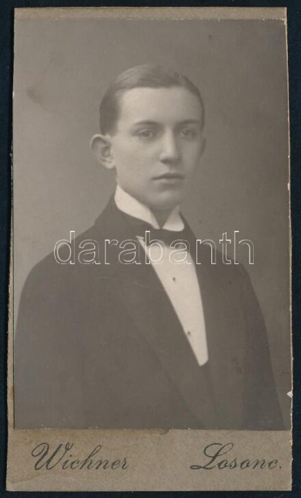 1920 Fiatalember portréja, keményhátú fotó Wichner losonci műterméből, vágott karton, 10,5×6,5 cm